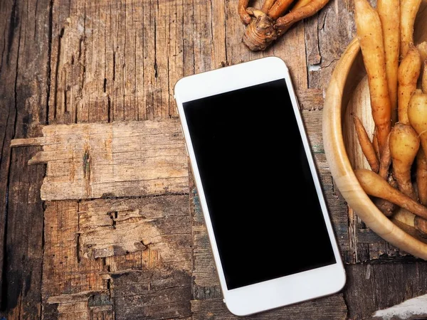 Fingerroot zemin üzerine telefonla akıllı, yakın çekim