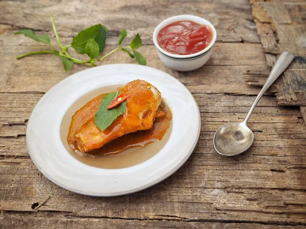 konserve balık bakış ahşap yüzey üzerinde plaka üzerinde kapatın