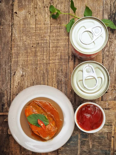 konserve balık görünümü plaka üzerinde kadar yakın üstten görünüm ahşap yüzey üzerinde