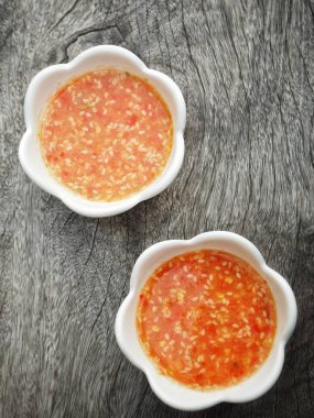 Sriracha biber soslu biber ve susam