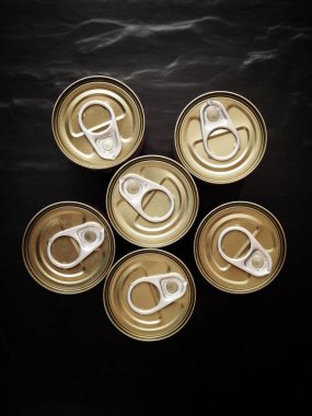 Siyah arka plan üzerine konserve balık bidon