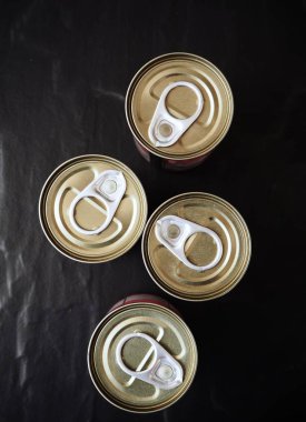 Siyah arka plan üzerine konserve balık bidon