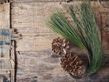 çam kozalakları yeşil dallar ile üstten görünüm rustik ahşap tablo   