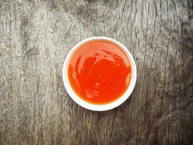 Sriracha biber sosu arka plan üzerinde Kapat