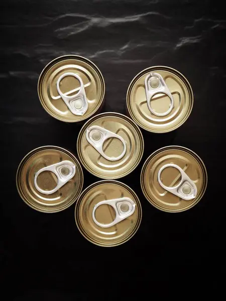 Siyah arka plan üzerine konserve balık bidon