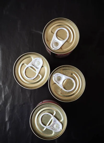 Siyah arka plan üzerine konserve balık bidon