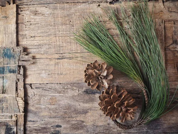 çam kozalakları yeşil dallar ile üstten görünüm rustik ahşap tablo   