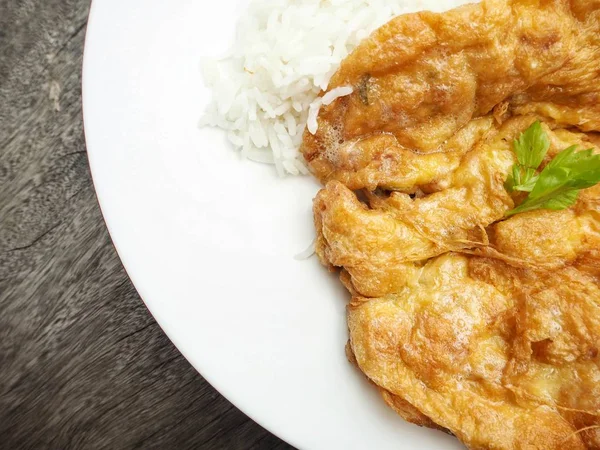 Arroz Con Huevo Frito Sobre Fondo Madera —  Fotos de Stock