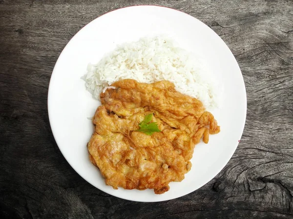 Arroz Com Ovo Frito Fundo Madeira — Fotografia de Stock