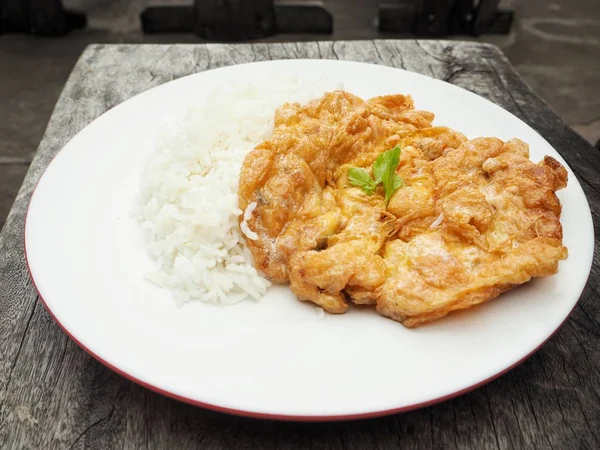 Arroz Com Ovo Frito Fundo Madeira — Fotografia de Stock