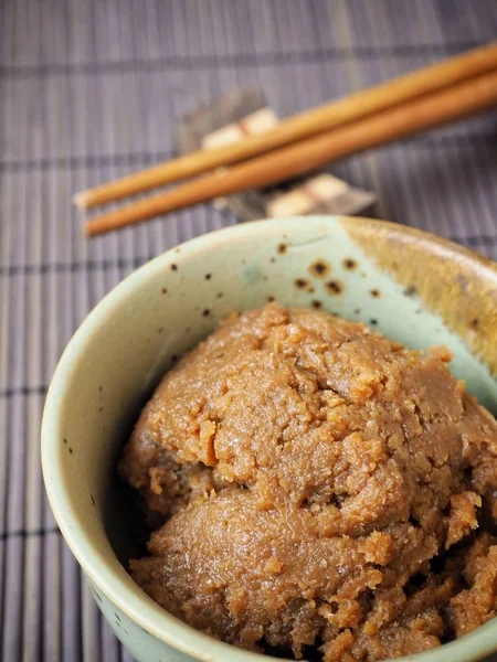 Geleneksel Japon Miso Yapıştırın Ahşap Arka Plan Üzerinde Seramik Kase — Stok fotoğraf