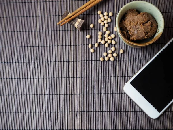 Pasta Tradicional Japonesa Miso Cuenco Cerámica Con Smartphone Sobre Fondo —  Fotos de Stock