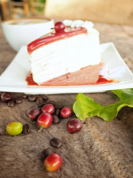 Crepe Świeże Ciasto Sosem Jagód Białym Talerzu — Zdjęcie stockowe