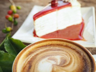 Beyaz tabakta berry soslu taze krep pasta servis