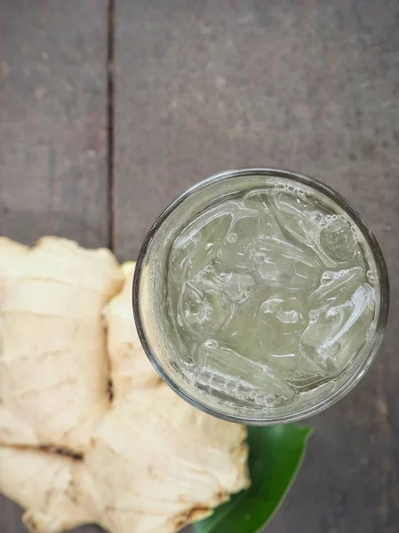 Ice Cold Zázvorový Koktejl Čerstvého Kořene Zázvoru Dřevěné Pozadí — Stock fotografie