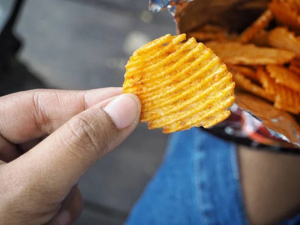 Mulher Segurando Batata Frita Mão — Fotografia de Stock