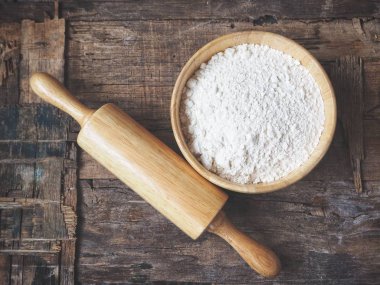 Un ahşap arka plan üzerinde oklava ile pişirme