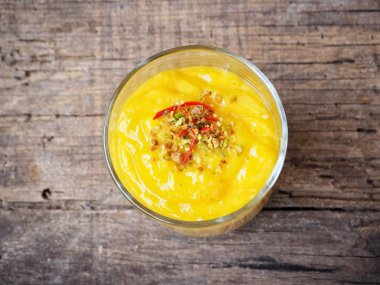Geleneksel Hint içki Mango lassi ahşap arka plan üzerinde