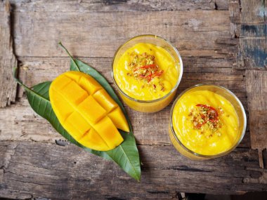 Geleneksel Hint içki Mango lassi ahşap arka plan üzerinde