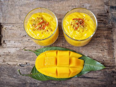 Geleneksel Hint içki Mango lassi ahşap arka plan üzerinde