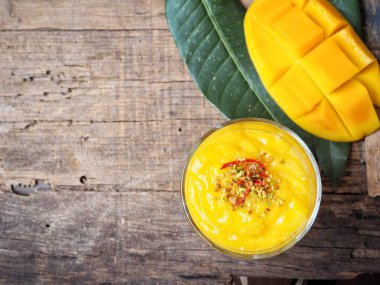 Geleneksel Hint içki Mango lassi ahşap arka plan üzerinde