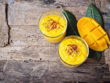 Geleneksel Hint içki Mango lassi ahşap arka plan üzerinde