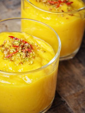 Geleneksel Hint içki Mango lassi ahşap arka plan üzerinde