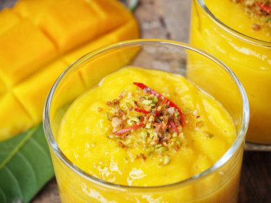 Geleneksel Hint içki Mango lassi ahşap arka plan üzerinde