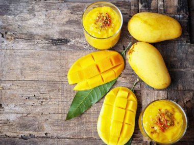 Geleneksel Hint içki Mango lassi ahşap arka plan üzerinde