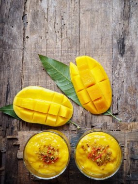 Geleneksel Hint içki Mango lassi ahşap arka plan üzerinde