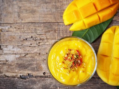 Geleneksel Hint içki Mango lassi ahşap arka plan üzerinde