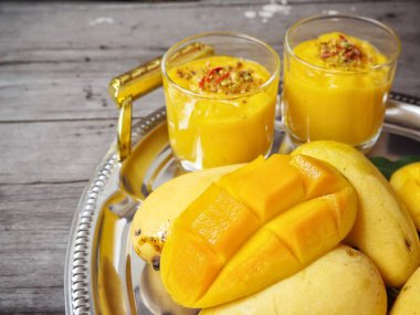 Geleneksel Hint içki Mango lassi ahşap arka plan üzerinde