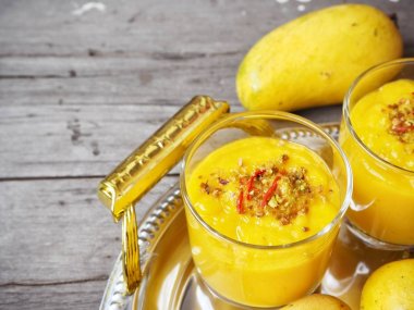 Geleneksel Hint içki Mango lassi ahşap arka plan üzerinde