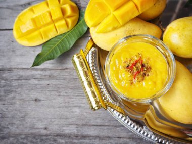 Geleneksel Hint içki Mango lassi ahşap arka plan üzerinde