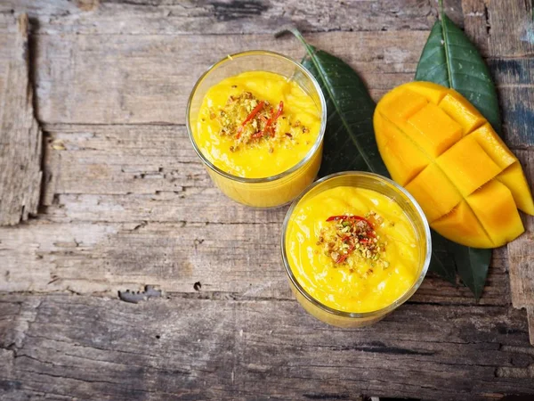 Geleneksel Hint içki Mango lassi ahşap arka plan üzerinde
