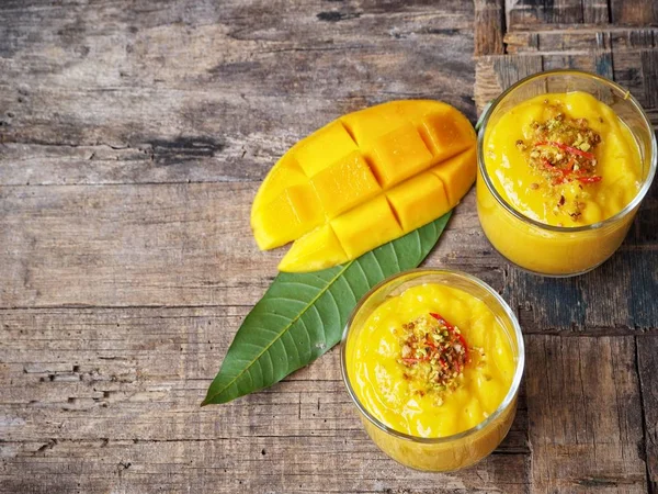 Geleneksel Hint içki Mango lassi ahşap arka plan üzerinde