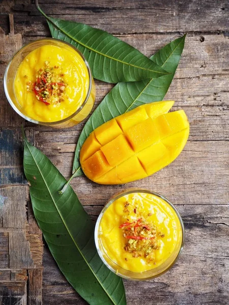 Geleneksel Hint Içki Mango Lassi Ahşap Arka Plan Üzerinde — Stok fotoğraf