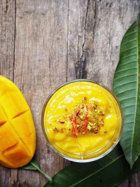 Geleneksel Hint Içki Mango Lassi Ahşap Arka Plan Üzerinde — Stok fotoğraf