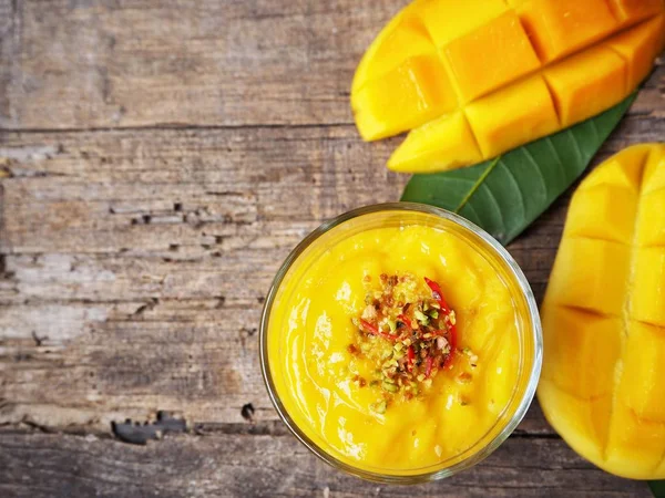 Traditionelles Indisches Getränk Mango Lassi Auf Holzgrund — Stockfoto