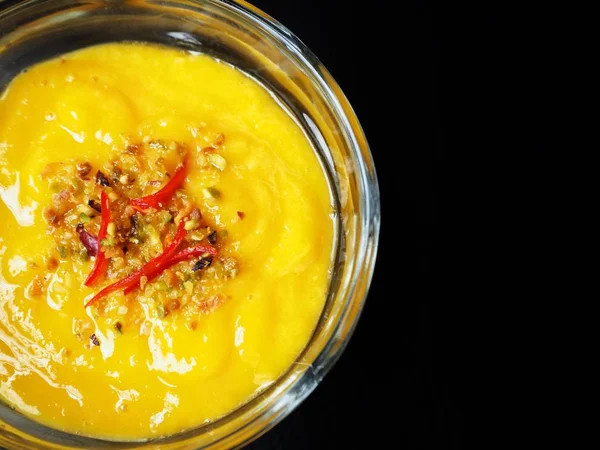 Geleneksel Hint içki Mango lassi siyah arka plan üzerine