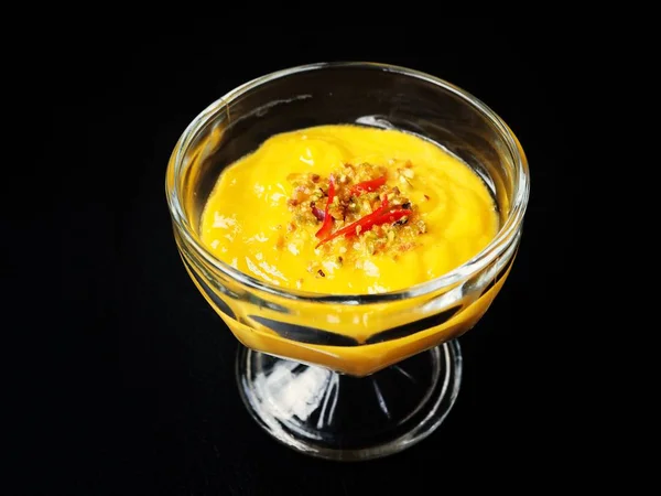 Bebida Tradicional India Mango Lassi Sobre Fondo Negro — Foto de Stock