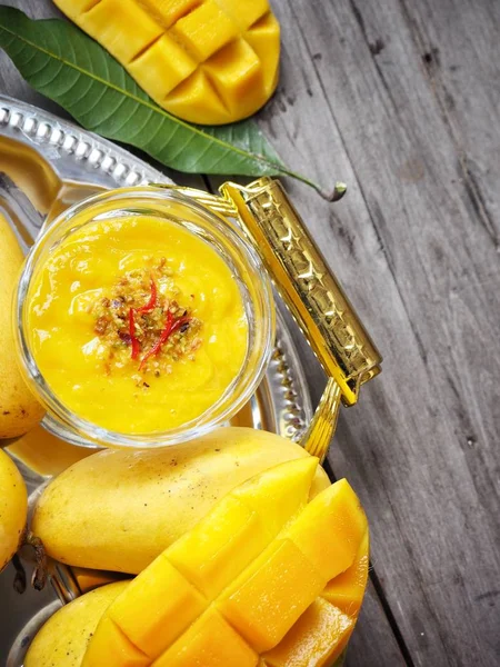 Traditionelles Indisches Getränk Mango Lassi Auf Holzgrund — Stockfoto