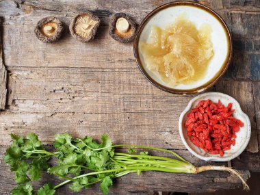 köpekbalığı yüzgeci mantar ve kişniş üstten görünüm ahşap tablo  