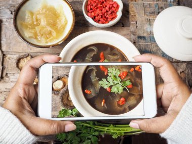 Kadın alarak fotoğraf köpekbalığı yüzgeci Smartphone ile Çin çorbası