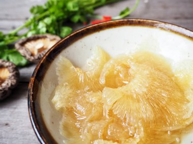 köpekbalığı yüzgeci mantar ve kişniş ahşap masa üzerinde görmek