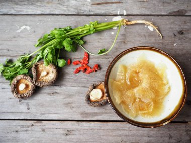 köpekbalığı yüzgeci mantar ve kişniş üstten görünüm ahşap tablo 