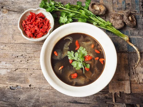 Köpekbalığı yüzgeci ahşap arka plan üzerinde ile geleneksel Çince çorba 