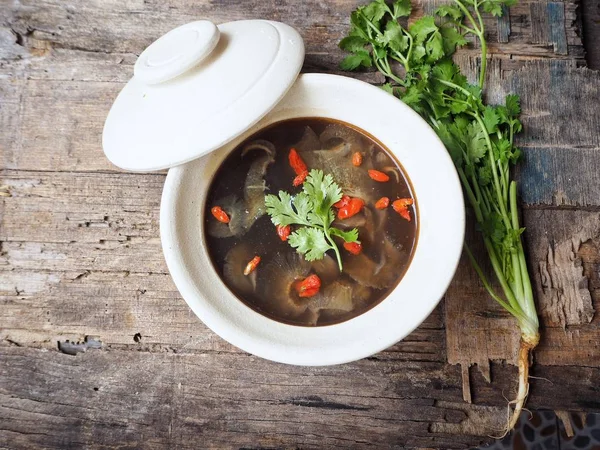 Köpekbalığı yüzgeci ahşap arka plan üzerinde ile geleneksel Çince çorba 