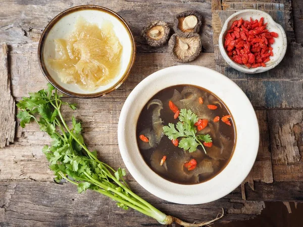 Köpekbalığı yüzgeci ahşap arka plan üzerinde ile geleneksel Çince çorba 