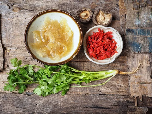 Ansicht Der Haifischflosse Mit Pilzen Und Koriander Auf Dem Tisch — Stockfoto